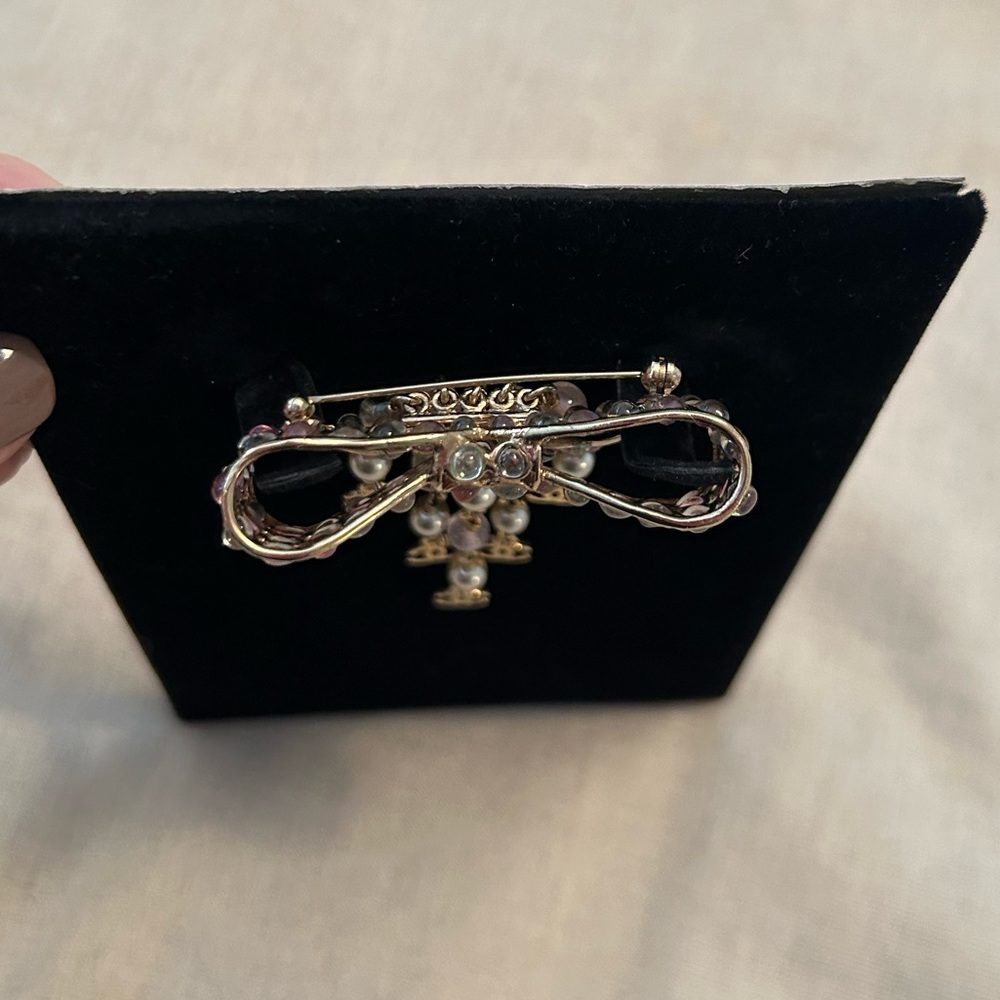 💗Chanel Gripoix Bow Brooch Pin with CC Dangles 💗 - Picture 9 of 10